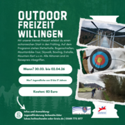 Ein grünes Plakat wirbt für die „Outdoor Freizeit Willingen“. Links steht ein kurzer Text mit Angeboten wie Kletterhalle, Bogenschießen, Mountainbike-Tour, Skywalk, Bowling, Eishalle und Mountain-Kart; darunter die Angaben: „Wann? 30.03. bis 02.04.26“, „Wer? Jugendliche von 13 bis 17 Jahren“ und „Kosten: 83 Euro“. Rechts sind drei Fotos zu sehen: ein Skywalk/Hängebrücke, eine Bogenschieß-Zielscheibe und eine Gruppe beim Radfahren. Unten stehen die Kontaktinfos zur Anmeldung (Jugendförderung Schwalm-Eder, E-Mail und Telefonnummer) sowie die Logos des Schwalm-Eder-Kreises und der Jugendförderung.