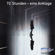 Dunkle, stimmungsvolle Grafik mit futuristisch beleuchtetem Raum. In der Mitte steht eine einzelne Person im Profil, die in einem langen Mantel gehüllt ist. Sie ist nur als Silhouette zu erkennen, mit einer klaren Spiegelung auf dem glänzenden Boden. Oben im Bild steht in weißer Schrift: „72 Stunden – eine Anklage“. Unten rechts befindet sich das Logo des Schwalm-Eder-Kreises mit dem Schriftzug: „Schwalm-Eder-Kreis – Der Kreis mit den schönsten Ecken“. Die Darstellung wirkt nachdenklich und ernst und lässt auf ein Projekt oder eine Kampagne mit gesellschaftskritischem oder aufklärerischem Inhalt schließen.