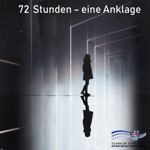 Dunkle, stimmungsvolle Grafik mit futuristisch beleuchtetem Raum. In der Mitte steht eine einzelne Person im Profil, die in einem langen Mantel gehüllt ist. Sie ist nur als Silhouette zu erkennen, mit einer klaren Spiegelung auf dem glänzenden Boden. Oben im Bild steht in weißer Schrift: „72 Stunden – eine Anklage“. Unten rechts befindet sich das Logo des Schwalm-Eder-Kreises mit dem Schriftzug: „Schwalm-Eder-Kreis – Der Kreis mit den schönsten Ecken“. Die Darstellung wirkt nachdenklich und ernst und lässt auf ein Projekt oder eine Kampagne mit gesellschaftskritischem oder aufklärerischem Inhalt schließen.