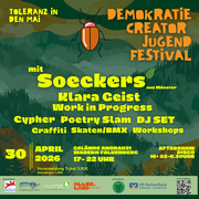 Das Plakat bewirbt das „Demokratie Creator Jugendfestival“ unter dem Motto „Toleranz in den Mai“. Angekündigt sind unter anderem Musik von Soeckers aus Münster, Klara Geist und Work in Progress sowie Angebote wie Cypher, Poetry Slam, DJ-Set, Graffiti, Skaten/BMX und Workshops. Die Veranstaltung findet am 30. April 2026 von 17 bis 22 Uhr auf dem Gelände Anorak21 in Wabern-Falkenberg statt, mit anschließender Aftershow-Disco ab 16 Jahren. Im Hintergrund ist eine stilisierte Landschaft mit einem Käfer als grafischem Element zu sehen, unten sind Logos der Organisatoren und Unterstützer abgebildet.