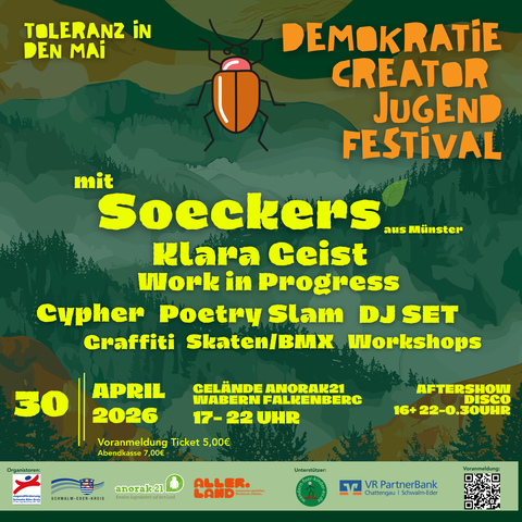 Das Plakat bewirbt das „Demokratie Creator Jugendfestival“ unter dem Motto „Toleranz in den Mai“. Angekündigt sind unter anderem Musik von Soeckers aus Münster, Klara Geist und Work in Progress sowie Angebote wie Cypher, Poetry Slam, DJ-Set, Graffiti, Skaten/BMX und Workshops. Die Veranstaltung findet am 30. April 2026 von 17 bis 22 Uhr auf dem Gelände Anorak21 in Wabern-Falkenberg statt, mit anschließender Aftershow-Disco ab 16 Jahren. Im Hintergrund ist eine stilisierte Landschaft mit einem Käfer als grafischem Element zu sehen, unten sind Logos der Organisatoren und Unterstützer abgebildet.