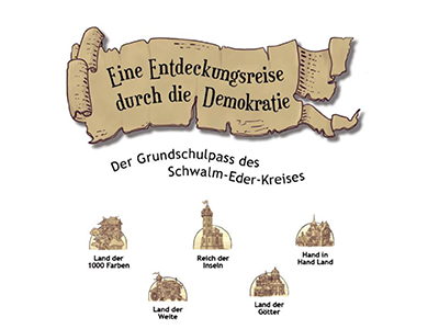 Grafik zum „Grundschulpass des Schwalm-Eder-Kreises“. Oben ist eine Schriftrolle mit der Aufschrift „Eine Entdeckungsreise durch die Demokratie“ dargestellt, darunter der Text „Der Grundschulpass des Schwalm-Eder-Kreises“. Im unteren Bereich sind mehrere kleine Illustrationen mit Überschriften zu sehen, darunter „Land der 1000 Farben“, „Reich der Inseln“, „Hand in Hand Land“, „Land der Werte“ und „Land der Götter“, die verschiedene Stationen oder Themen der Demokratiebildung symbolisieren.