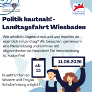 Grafik zur Veranstaltung „Politik hautnah! – Landtagsfahrt Wiesbaden“. Angekündigt wird eine kostenfreie Fahrt am 11.06.2026 ab 13 Uhr mit Besuch einer Plenarsitzung und Gespräch mit Abgeordneten. Busabfahrten sind ab Wabern und Treysa möglich, Schulbefreiung wird in Aussicht gestellt. Oben sind die Logos des Schwalm-Eder-Kreises und der Jugendförderung zu sehen, unten halten zwei gezeichnete Figuren Schilder mit Datum und Uhrzeit.