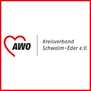 Das Logo zeigt das Markenzeichen der AWO (Arbeiterwohlfahrt): ein rotes, stilisiertes Herz mit dem schwarzen Schriftzug „AWO“ darin. Rechts daneben steht in schwarzer Schrift: „Kreisverband Schwalm-Eder e. V.“ – getrennt durch einen schmalen senkrechten Strich. Das Logo steht für den regionalen Ableger des bundesweit tätigen Wohlfahrtsverbands.