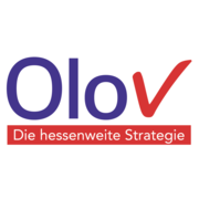 Logo der Initiative OloV. Der Schriftzug „OloV“ ist in großer blauer Schrift dargestellt, wobei das „V“ wie ein rotes Häkchen gestaltet ist. Unterhalb steht in einem roten Balken in weißer Schrift: „Die hessenweite Strategie“. OloV ist die Abkürzung für „Optimierung der lokalen Vermittlungsarbeit im Übergang Schule – Beruf“.