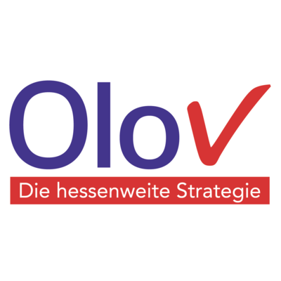 Logo der Initiative OloV. Der Schriftzug „OloV“ ist in großer blauer Schrift dargestellt, wobei das „V“ wie ein rotes Häkchen gestaltet ist. Unterhalb steht in einem roten Balken in weißer Schrift: „Die hessenweite Strategie“. OloV ist die Abkürzung für „Optimierung der lokalen Vermittlungsarbeit im Übergang Schule – Beruf“.
