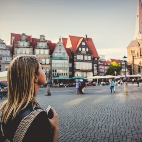 Auf dem Bild ist eine Frau auf dem Marktplatz in Bremen zu sehen.