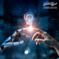 Eine menschliche Hand und eine Roboterhand berühren sich sanft mit den Fingerspitzen. Zwischen ihnen schwebt eine leuchtende Glühbirne mit einem stilisierten Gehirn im Inneren – ein Symbol für künstliche Intelligenz und Innovation. Im Hintergrund sind digitale Schaltkreise und Datenströme auf einem dunkelblauen, futuristischen Interface zu sehen. Oben rechts ist das Logo des Schwalm-Eder-Kreises eingeblendet.