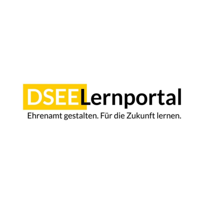  Logo des DSEE-Lernportals auf hellgrauem Hintergrund. Links steht die weiße Abkürzung ‚DSEE‘ in einem gelben Rechteck. Direkt anschließend folgt der schwarze Schriftzug ‚Lernportal‘. Unter dem Logo steht der Slogan: ‚Ehrenamt gestalten. Für die Zukunft lernen.'