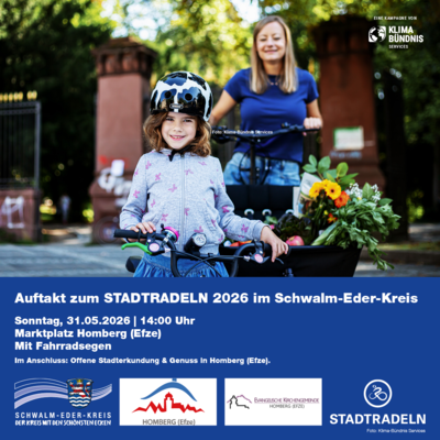 Plakat zum Auftakt des STADTRADELN 2026 im Schwalm-Eder-Kreis. Termin: Sonntag, 31. Mai 2026, 14 Uhr, Marktplatz Homberg (Efze), mit Fahrradsegen und anschließender Stadterkundung. Zu sehen ist ein Kind mit Fahrrad und Helm, dahinter eine Frau mit Fahrradkorb voller Einkäufe. Unten sind Logos der beteiligten Organisationen.