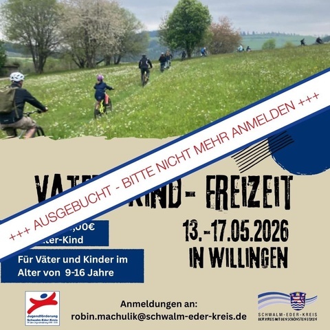 Ein Plakat zeigt oben ein Foto von mehreren Personen, die mit Fahrrädern über eine grüne Wiese mit Bäumen fahren. Darunter steht groß „Vater-Kind-Freizeit“ sowie „13.–17.05.2026 in Willingen“. Links sind die Infos „Kosten: 100,00 € für Vater-Kind“ und „Für Väter und Kinder im Alter von 9–16 Jahre“ angegeben. Unten stehen die Anmelde-E-Mail-Adresse sowie die Logos der Jugendförderung Schwalm-Eder-Kreis und des Schwalm-Eder-Kreises.