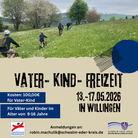 Ein Plakat zeigt oben ein Foto von mehreren Personen, die mit Fahrrädern über eine grüne Wiese mit Bäumen fahren. Darunter steht groß „Vater-Kind-Freizeit“ sowie „13.–17.05.2026 in Willingen“. Links sind die Infos „Kosten: 100,00 € für Vater-Kind“ und „Für Väter und Kinder im Alter von 9–16 Jahre“ angegeben. Unten stehen die Anmelde-E-Mail-Adresse sowie die Logos der Jugendförderung Schwalm-Eder-Kreis und des Schwalm-Eder-Kreises.