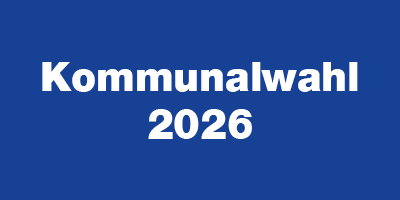 Weiße fette Schrift auf blauem Hintergrund mit dem Text: „Kommunalwahl 2026“.