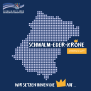 Grafik auf blauem Hintergrund: Eine stilisierte Karte des Schwalm-Eder-Kreises aus kleinen leuchtenden Punkten. Darüber der Schriftzug „Schwalm-Eder-Krone“, ergänzt durch „Wirtschaft“. Unten steht „Wir setzen Ihnen die Krone auf…“. Das Signet des Schwalm-Eder-Kreises ist im Bild eingeblendet.