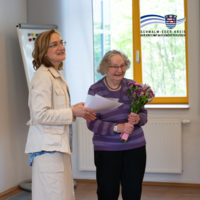 Frau Irmtraud Wittrin mit Frau Gertraud Mergner-Wudy von der vhs Schwalm-Eder.