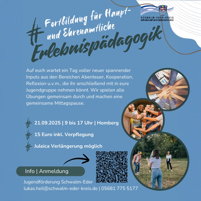 Werbegrafik für die Fortbildung „Erlebnispädagogik für Haupt- und Ehrenamtliche“ des Schwalm-Eder-Kreises. Auf blauem Hintergrund steht der Hinweis, dass ein Tag voller neuer Inputs aus den Bereichen Abenteuer, Kooperation, Reflexion und weiteren Themen geboten wird. Alle Übungen werden gemeinsam durchgeführt, mit gemeinsamer Mittagspause. Details: Termin 21.09.2025, 9–17 Uhr in Homberg, Kosten 15 Euro inkl. Verpflegung, Juleica-Verlängerung möglich. Drei runde Fotos zeigen: übereinandergelegte Hände einer Gruppe, eine Gruppe junger Menschen, die gemeinsam ein Spiel mit Holzklötzen spielt, und eine Frau, die einer Gruppe im Freien gegenübersteht. Unten ein QR-Code mit Pfeil und dem Button „Info | Anmeldung“, sowie Kontaktdaten der Jugendförderung Schwalm-Eder: lukas.heil@schwalm-eder-kreis.de, 05681 775 5177. Oben rechts das Logo des Schwalm-Eder-Kreises mit dem Slogan „Der Kreis mit den schönsten Ecken“.