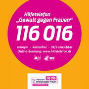 Das Bild informiert über das Hilfetelefon „Gewalt gegen Frauen“ mit der bundesweiten Telefonnummer 116 016. Die Hilfe ist anonym, kostenfrei und rund um die Uhr erreichbar (24/7). Zusätzlich wird auf die Online-Beratung unter www.hilfetelefon.de