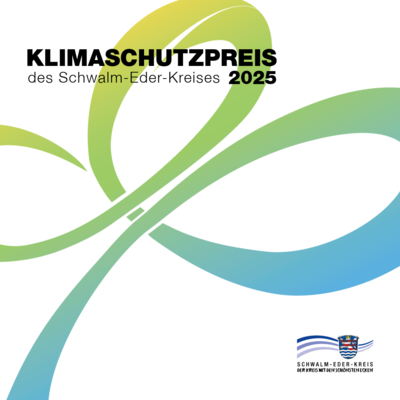 Das Bild ist ein Plakat zum Klimaschutzpreis des Schwalm-Eder-Kreises 2025. Es zeigt auf weißem Hintergrund ein großes geschwungenes Band in den Farben Grün, Blau und Gelb, das Dynamik und Nachhaltigkeit symbolisiert. Oben steht in schwarzer Schrift der Titel „Klimaschutzpreis des Schwalm-Eder-Kreises 2025“. Unten rechts befindet sich das Logo des Schwalm-Eder-Kreises mit dem Slogan „Der Kreis mit den schönsten Ecken“.