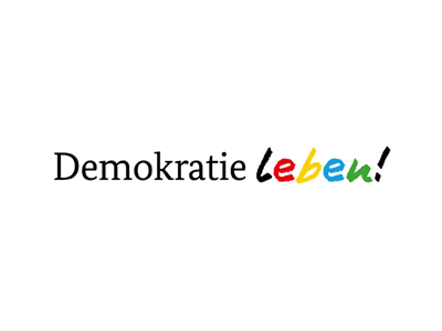 Das Bild zeigt das Logo des Bundesprogramms „Demokratie leben!“, einer Initiative des Bundesministeriums für Familie, Senioren, Frauen und Jugend. Es fördert Projekte für Demokratiebildung, Vielfalt und gegen jede Form von Extremismus. Die bunte Gestaltung des Schriftzugs leben! steht symbolisch für Vielfalt und ein lebendiges Miteinander.