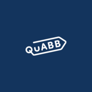 Grafik auf blauem Hintergrund mit dem Schriftzug „QuABB“ in einer stilisierten Sprechblase.
