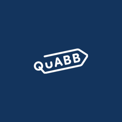 Grafik auf blauem Hintergrund mit dem Schriftzug „QuABB“ in einer stilisierten Sprechblase.
