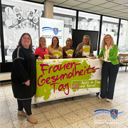 Sechs Frauen stehen gemeinsam hinter einem großen Banner mit der Aufschrift „Frauen-Gesundheits-Tag – Aktiv in Familie und Beruf“. Sie lächeln in die Kamera und halten Informationsflyer in den Händen. Im Hintergrund ist ein Roll-up des Schwalm-Eder-Kreises zu sehen. Personen (von links): Anne Weber-Best (Stadt Borken), Elena Rein (Jobcenter), Malena Bey (Volkshochschule Schwalm-Eder), Kerstin Wickert-Strippel (Agentur für Arbeit), Katja Heiwig (Starthilfe), Gerlinde Eckhardt (Büro für Frauen und Chancengleichheit).