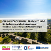 Das Bild zeigt eine sonnige Landschaft mit weiter Aussicht über Hügel, Felder und eine Ortschaft. Im Vordergrund sind alte Steinmauern und grüne Vegetation zu sehen. Darüber liegt ein halbtransparenter Textblock mit Informationen zu einer Online-Fördermittelsprechstunde am 25. November 2025 um 18:30 Uhr, die sich an Dorfgemeinschaften, Vereine und bürgerschaftliche Initiativen richtet. Unten am Bildrand stehen die Logos der beteiligten Organisationen.