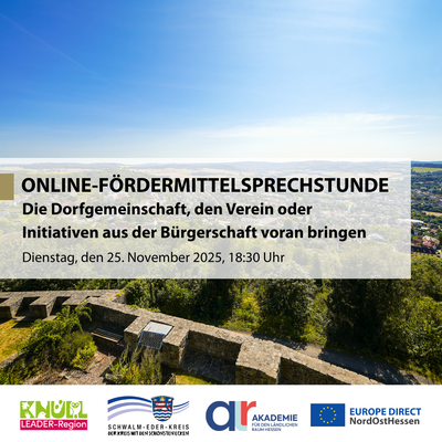 Das Bild zeigt eine sonnige Landschaft mit weiter Aussicht über Hügel, Felder und eine Ortschaft. Im Vordergrund sind alte Steinmauern und grüne Vegetation zu sehen. Darüber liegt ein halbtransparenter Textblock mit Informationen zu einer Online-Fördermittelsprechstunde am 25. November 2025 um 18:30 Uhr, die sich an Dorfgemeinschaften, Vereine und bürgerschaftliche Initiativen richtet. Unten am Bildrand stehen die Logos der beteiligten Organisationen.