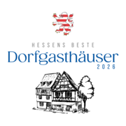 Die Grafik trägt den Titel „Hessens beste Dorfgasthäuser 2026“. Oben ist das hessische Wappen mit einem rot-weiß gestreiften Löwen zu sehen. Darunter steht der Schriftzug in großen Buchstaben. Im unteren Bereich ist eine schwarz-weiße Zeichnung eines Fachwerkhauses mit Außengastronomie, Personen und einem Baum abgebildet.