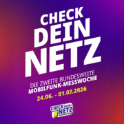 Auf einem lila-roten Farbverlauf steht in großen weißen Buchstaben: „Check dein Netz“. Darunter wird die zweite bundesweite Mobilfunk-Messwoche vom 24.06. bis 01.07.2026 angekündigt. Unten ist das Logo „Check dein Netz“ mit einem Smartphone zu sehen.