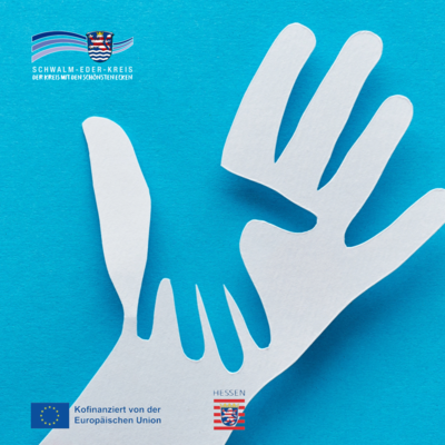 Grafik mit zwei weißen, stilisierten Händen auf blauem Hintergrund, die sich berühren. Eingeblendet sind die Logos des Schwalm-Eder-Kreises sowie Hinweise auf Förderung durch das Land Hessen und die Europäische Union.