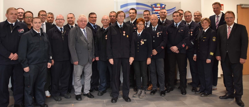 Landrat Winfried Becker verleiht Brandschutzehrenzeichen für 40 Jahre aktiven Feuerwehrdienst sowie eine Sonderstufe für 50 Jahre Landrat Winfried Becker verleiht Brandschutzehrenzeichen für 40 Jahre aktiven Feuerwehrdienst sowie eine Sonderstufe für 50 Jahre