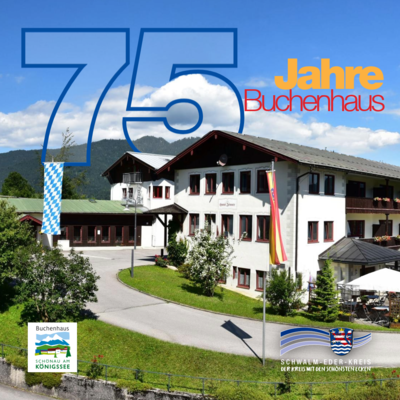 Zu sehen ist ein großes, helles Gebäude mit rotem Dach in grüner, hügeliger Landschaft. Im Hintergrund erheben sich bewaldete Berge unter blauem Himmel mit Wolken. Über dem Bild steht groß „75 Jahre Buchenhaus“. Unten sind die Logos von Schönau am Königssee und dem Schwalm-Eder-Kreis eingeblendet.