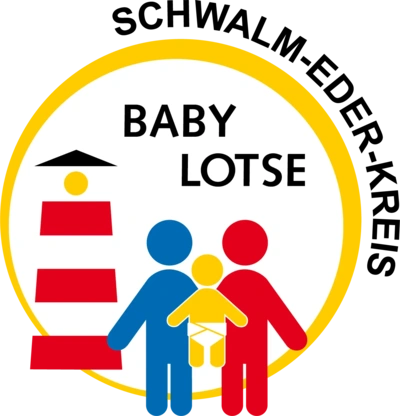 Logo des Projekts „Babylotse“ im Schwalm-Eder-Kreis. Ein gelber Kreisrahmen umschließt die Schrift „BABY LOTSE“ und die Worte „SCHWALM-EDER-KREIS“ im oberen Bereich. Links ist ein stilisierter roter Leuchtturm mit schwarzem Dach zu sehen. Rechts stehen drei stilisierte Figuren: eine blaue und eine rote erwachsene Person halten ein gelbes Baby in der Mitte. Logo des Projekts „Babylotse“ im Schwalm-Eder-Kreis. Ein gelber Kreisrahmen umschließt die Schrift „BABY LOTSE“ und die Worte „SCHWALM-EDER-KREIS“ im oberen Bereich. Links ist ein stilisierter roter Leuchtturm mit schwarzem Dach zu sehen. Rechts stehen drei stilisierte Figuren: eine blaue und eine rote erwachsene Person halten ein gelbes Baby in der Mitte.