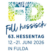 Logo des 63. Hessentags in Fulda. Oben steht in bunten, grafisch gestalteten Großbuchstaben „FD“ – gefüllt mit kleinen Symbolen wie Schloss, Apfelwein, Musiknoten, Sport, Natur und Kultur. Darunter steht in handschriftlicher Schrift: „FoLl hessisch“. Darunter folgt in Großbuchstaben: „63. HESSENTAG“, darunter die Veranstaltungsdaten „12.–21. Juni 2026“ und darunter „in Fulda“.