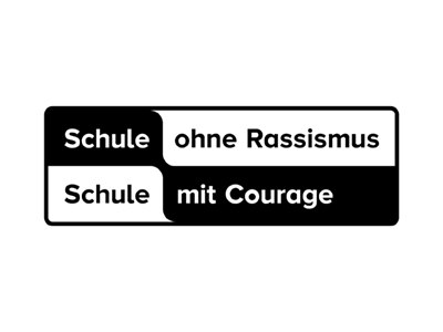 Schwarz-weißes Logo mit der Aufschrift „Schule ohne Rassismus – Schule mit Courage“, dargestellt in zwei nebeneinanderliegenden schwarzen und weißen Textfeldern.