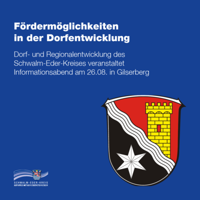 Grafik mit dunkelblauem Hintergrund. Oben steht in weißer Schrift: „Fördermöglichkeiten in der Dorfentwicklung“. Darunter in kleinerer Schrift: „Dorf- und Regionalentwicklung des Schwalm-Eder-Kreises veranstaltet Informationsabend am 26.08. in Gilserberg“. Unten links befindet sich das Logo des Schwalm-Eder-Kreises. Rechts ist das Wappen von Gilserberg abgebildet: geteiltes Schild mit schwarzem Hintergrund, silbernem achtstrahligem Stern, geschwungener silberner Linie sowie rotem Feld mit gelbem Turm.