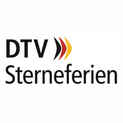 Logo des Deutschen Tourismusverbands (DTV) für klassifizierte Ferienunterkünfte. Der Schriftzug lautet „DTV Sterneferien“. Rechts neben den Buchstaben „DTV“ befinden sich drei stilisierte Pfeile in Schwarz, Rot und Gelb, die an eine stilisierte Deutschlandflagge erinnern.