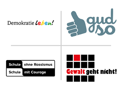 Grafik mit vier Logos zur Demokratieförderung: oben links der Schriftzug „Demokratie leben!“ mit farbigem Wort „leben“, oben rechts ein Daumen-hoch-Symbol mit dem Schriftzug „gud so“. Unten links das schwarz-weiße Logo „Schule ohne Rassismus – Schule mit Courage“. Unten rechts ein Logo mit schwarzen und roten Quadraten und dem Text „Gewalt geht nicht!“.
