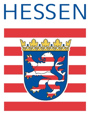 Logo des Bundeslandes Hessen. Oben steht in blauen Großbuchstaben: „HESSEN“. Darunter befindet sich das hessische Landeswappen: Ein rot-weiß gestreifter, goldgekrönter Löwe auf blauem Schild, umgeben von einer stilisierten rot-weißen Fahne mit horizontalen Streifen. Das Wappen ist von einer goldenen Laubkrone gekrönt.