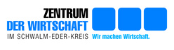 Logo mit der Aufschrift „Zentrum der Wirtschaft im Schwalm-Eder-Kreis“. Das Wort „Zentrum“ ist in schwarzer Schrift, „der Wirtschaft“ in blauer Schrift hervorgehoben. Rechts daneben befinden sich drei blaue Quadrate als grafisches Element. Darunter steht in kleinerer grauer Schrift: „Im Schwalm-Eder-Kreis“ sowie rechts daneben in Blau: „Wir machen Wirtschaft.“