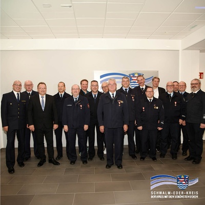 von links: stellv. Kreisbrandinspektor Michael von Bredow, Stadtbrandinspektor Felsberg Klaus Siemon, Landrat Winfried Becker, Dirk Vogel, Jörg Hohmann, Bürgermeister Felsberg Dr. Björn Faupel, Sven Kramer, Bürgermeister Malsfeld Micha-el Hanke, Harald Ermler, Alexander Feix, Gert Freund, Helge Wagner, Bürgermeister Homberg Dr. Nico Ritz, Markus Spruck, stellv. Stadtbrandinspektor Homberg Sascha Harle, stellv. Gemeindebrandinspektor Malsfeld Maximilian Egerer. Stadtbrandinspektor Homberg Jörg Rohde