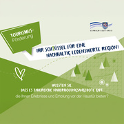 Das Bild ist ein Informationsplakat zur Tourismusförderung im Schwalm-Eder-Kreis. Der Hintergrund ist in verschiedenen Grüntönen gestaltet, mit grafischen Elementen wie stilisierten Bäumen, Hügeln und Mustern, die Natur und Landschaft symbolisieren. Links oben steht in einer grünen Sprechblase „Tourismus-Förderung“. Daneben ist in großer Schrift zu lesen: „Ihr Schlüssel für eine nachhaltig lebenswerte Region!“. Unten wird die Botschaft ergänzt: „Wussten Sie, dass es zahlreiche Naherholungsangebote gibt, die Ihnen Erlebnisse und Erholung vor der Haustür bieten?“. Rechts oben befindet sich das Logo des Schwalm-Eder-Kreises.