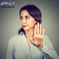 Eine Frau mit braunen Haaren, die offen über die Schultern fallen, trägt eine hellblaue Bluse. Sie blickt ernst nach links und hebt ihre rechte Hand mit ausgestreckter Innenfläche in einer abwehrenden oder stoppenden Geste. Im oberen linken Bildbereich befindet sich das Logo des Schwalm-Eder-Kreises mit der Aufschrift: „Schwalm-Eder-Kreis – Der Kreis mit den schönsten Ecken“.