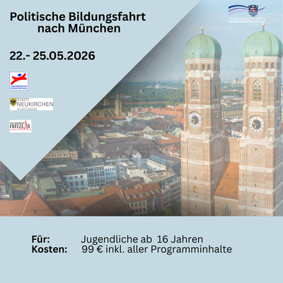 Das Plakat bewirbt eine politische Bildungsfahrt nach München vom 22. bis 25. Mai 2026. Teilnehmen können Jugendliche ab 16 Jahren, die Kosten betragen 99 Euro inklusive aller Programminhalte. Im Hintergrund ist ein Stadtbild von München mit den Türmen der Frauenkirche zu sehen. Abgebildet sind außerdem die Logos des Schwalm-Eder-Kreises sowie der Städte Neukirchen und Fritzlar.