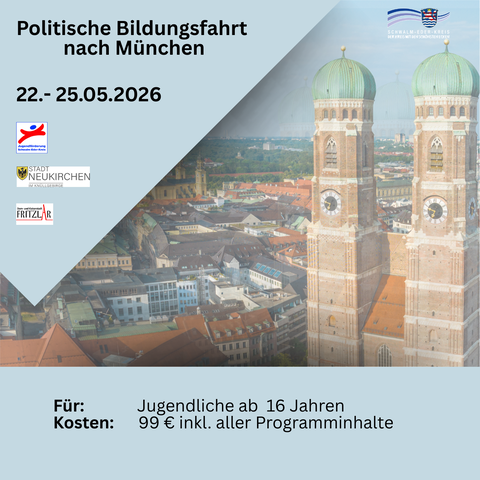 Das Plakat bewirbt eine politische Bildungsfahrt nach München vom 22. bis 25. Mai 2026. Teilnehmen können Jugendliche ab 16 Jahren, die Kosten betragen 99 Euro inklusive aller Programminhalte. Im Hintergrund ist ein Stadtbild von München mit den Türmen der Frauenkirche zu sehen. Abgebildet sind außerdem die Logos des Schwalm-Eder-Kreises sowie der Städte Neukirchen und Fritzlar.