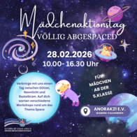 Das Bild zeigt ein farbenfrohes Plakat vor einem Weltraumhintergrund mit Sternen und Planeten. Verspielte Illustrationen – darunter ein Hund im Astronautenanzug und eine Katze in einem kleinen Raumschiff – umrahmen die Informationen. Angekündigt wird ein „Mädchenaktionstag – Völlig Abgespaced“ am 28. Februar 2026 von 10 bis 16:30 Uhr. Ein Textfeld beschreibt Workshops rund um Glitzer, Neonlicht und Bastelangebote zum Thema Space. Ein weiterer Hinweis markiert, dass das Angebot für Mädchen ab der fünften Klasse ist. Unten rechts steht der Veranstaltungsort Anorak21 e. V. in Wabern-Falkenberg. Unten links ist das Logo des Schwalm-Eder-Kreises zu sehen.