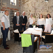 Gruppenfoto zur Vier-Sterne-Klassifizierung von Kochs Ferienhaus in Borken. In einem rustikal eingerichteten Raum mit Steinwand und gemütlicher Sitzgruppe stehen (v. l. n. r.): Holger Klemenz, Geschäftsführer des Tourismusservice Rotkäppchenland e. V., Landrat Winfried Becker, Stefan Wiegand vom Magistrat der Stadt Borken, Karin Koch, Inhaberin des Ferienhauses, Anne Weber-Best von der Tourist-Info Borken sowie Tatjana Grau-Becker, Fachbereichsleiterin Wirtschaftsförderung des Schwalm-Eder-Kreises. Unten rechts ist das Logo des Schwalm-Eder-Kreises mit dem Schriftzug „Der Kreis mit den schönsten Ecken“ eingeblendet.