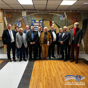 Auf dem Foto stehen zwölf Personen nebeneinander und blicken freundlich in die Kamera. Im Hintergrund ist eine Wand mit einem großen Mosaik der Wappen des Schwalm-Eder-Kreises und seiner Kommunen zu sehen. Von links nach rechts: Achim Jäger, Claudia Ulrich (Erste Stadträtin Homberg/Efze), Wolfgang Eberth, Roland Zobel (Bürgermeister Morschen), Friedhelm Böttner, Landrat Winfried Becker, Werner Ast, Bernd Hohlbein, Susanne Schneider (Bürgermeisterin Guxhagen), Jürgen Hildebrandt, Brigitte Staufenberg (Kreisverwaltung) und Konrad Rysiewski. Unten rechts ist das Logo des Schwalm-Eder-Kreises mit dem Schriftzug „Der Kreis mit den schönsten Ecken“ zu sehen.