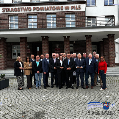 Die Delegation aus dem Schwalm-Eder-Kreis zu Gast in der Kreisverwaltung des Partnerlandkreises Piła, in Polen. Erste Reihe, vierter von links, EKB Jürgen Kaufmann, Vize-Landrat in Piła Stefan Ko-wal, Kreistagsvorsitzende Piła Malgorzata Karwacka, Landrat Winfried Becker, Landrat Pila Rafal Zdzierela und Kreistagsvorsitzender Michael Kreutzmann.